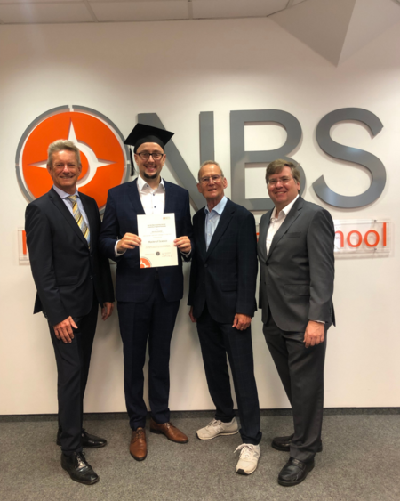 Von links nach rechts: Prof. Dr. Carl Heinz Daube, Masterabsolvent Alex Dulachyk, Günther Hörnschemeyer, Prof. Dr. Marco Becker nach dem erfolgreich bestandenen Kolloquium von Alex Dulachyk